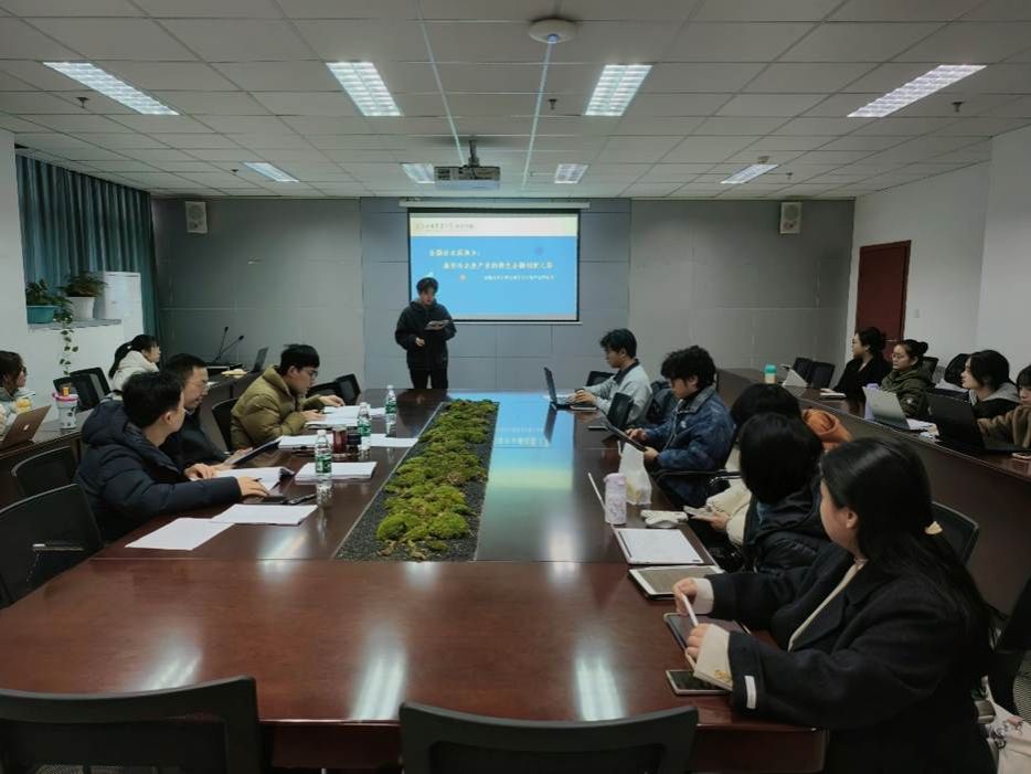 会议室里的人们 描述已自动生成